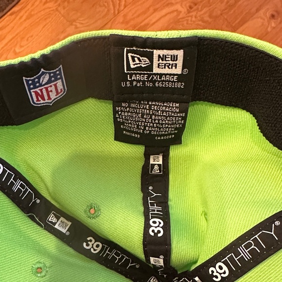 New Era Seattle Seahawks Cap with Embroidered Logo NWOT - Picture 2 of 3